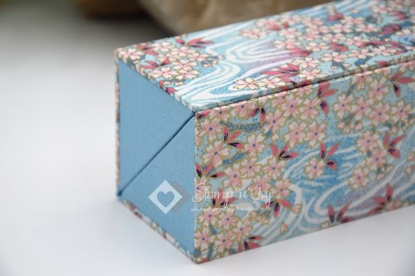 Dreiecks-Klappschachtel ca. 19,0x6,3x6,3cm (Size S) | Einband Japanpapier Chiyogami Kirschblüten floral | hellblau rosa | Art. Nr. 97040509